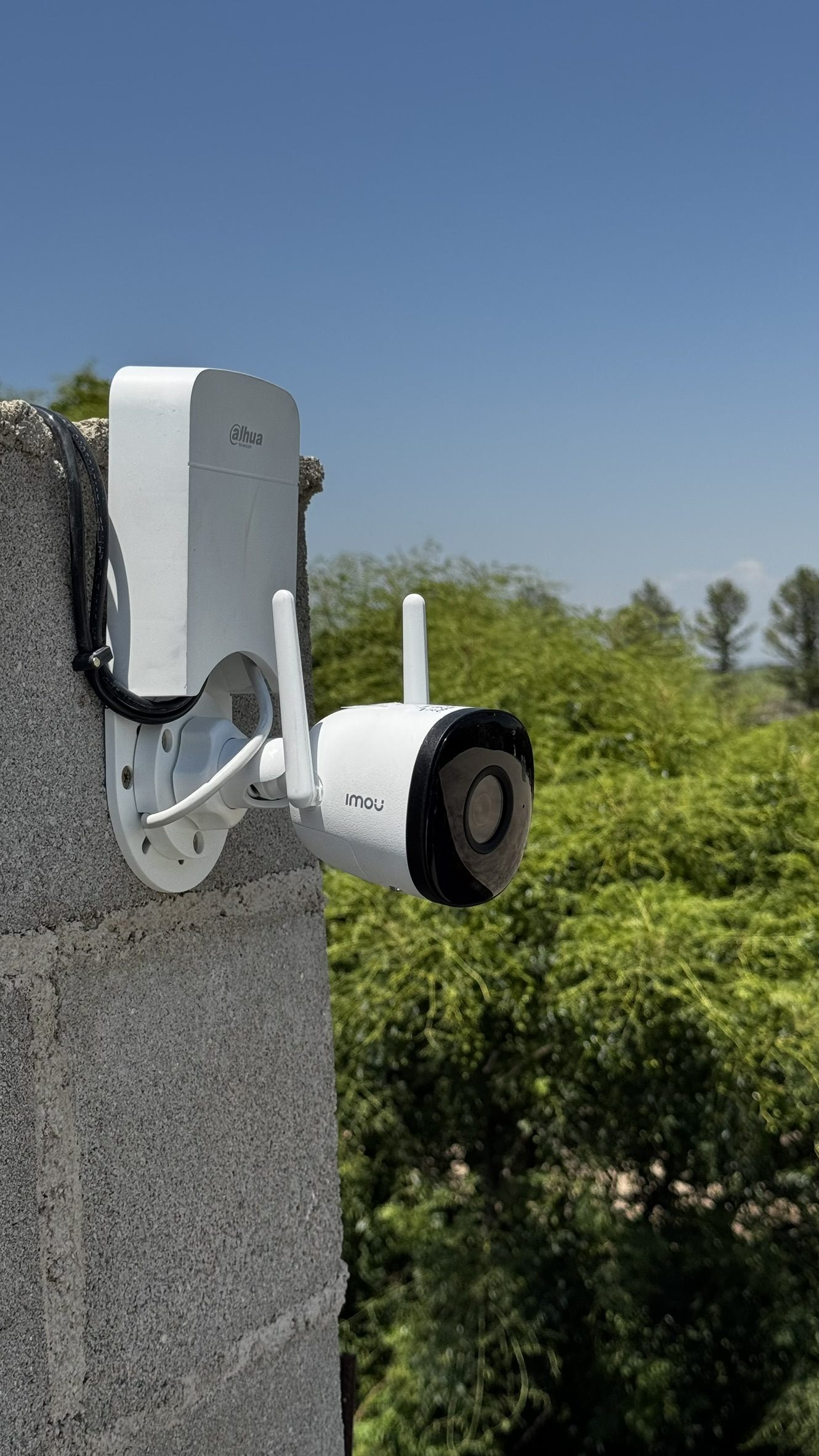 Cámara exterior instalada con conectividad inalámbrica