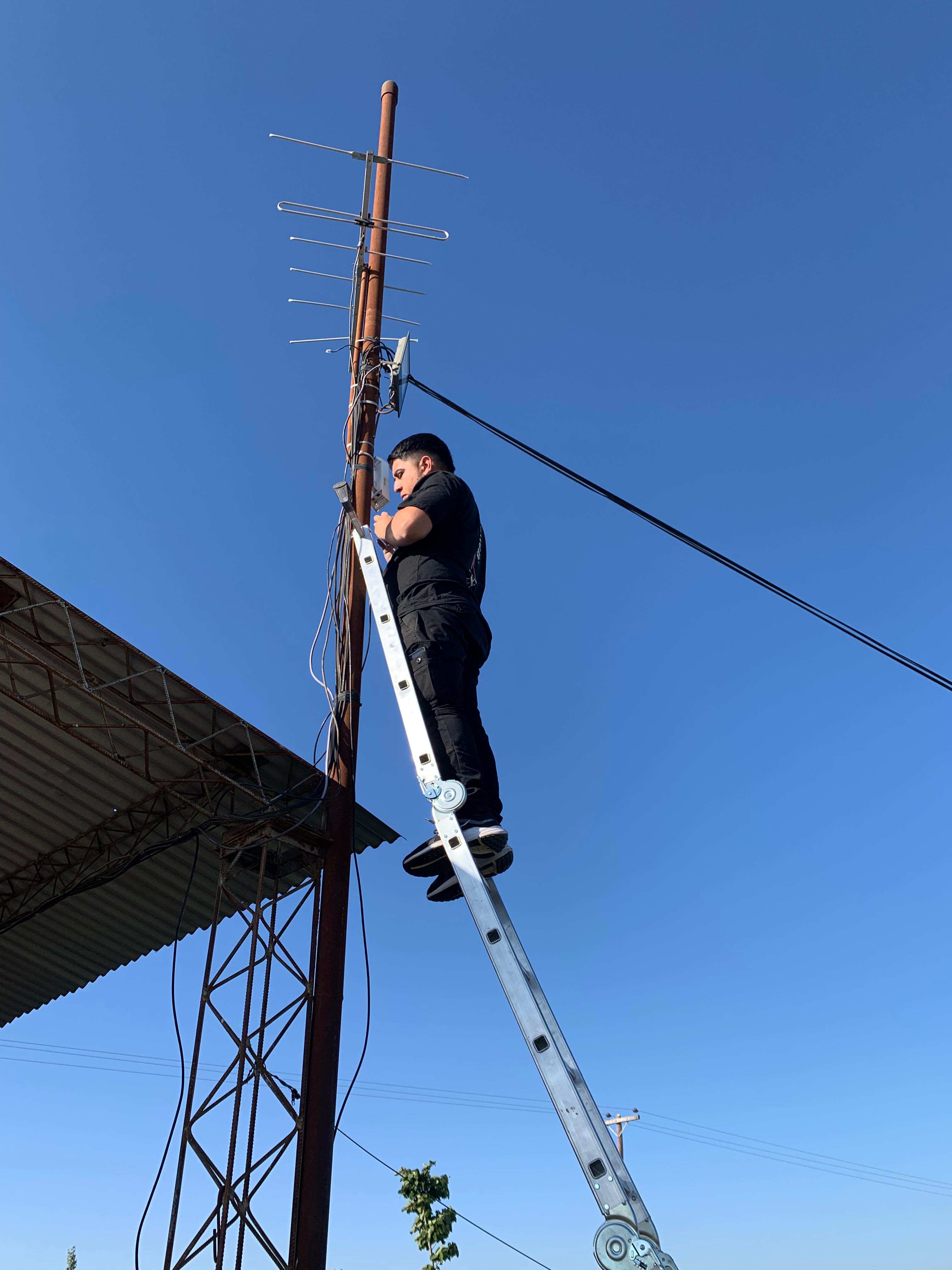 Técnico de SYS trabajando en una instalación inalámbrica
