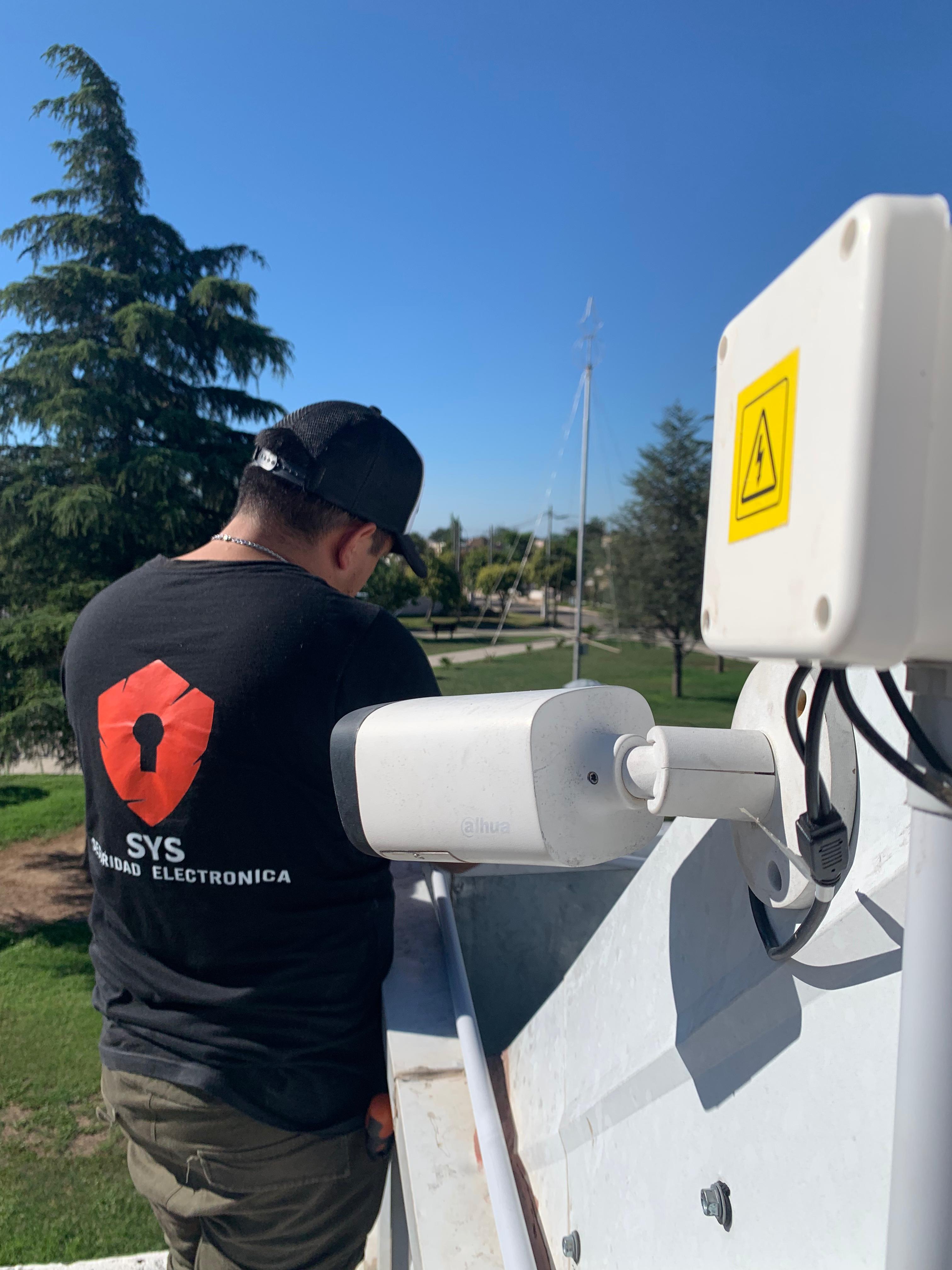 Técnico SYS instalando una cámara de seguridad