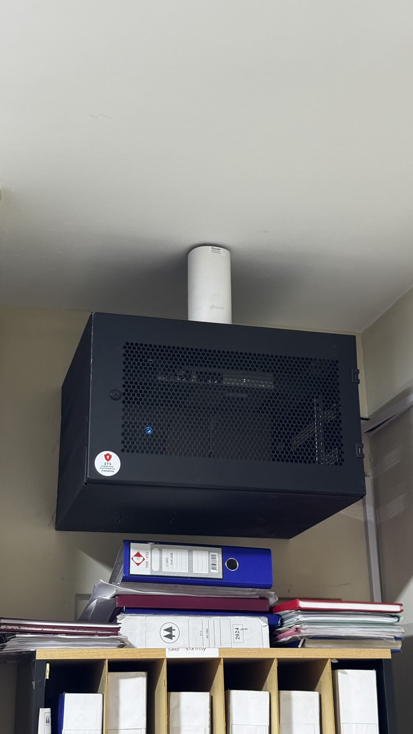 Rack de comunicaciones organizado